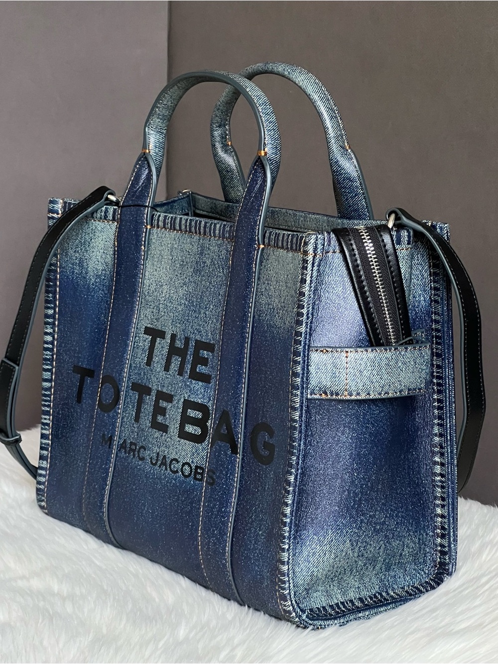 2F3HTT059H01 - Marc Jacobs The Denim-Printed Leather Medium Tote Bag - Picture 4 of 15